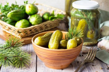 Marine salatalık turşusu. Turşu mutfak ahşap masa köknar dalı ile.