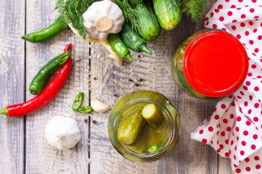Marine salatalık turşusu. Turşu biber ahşap mutfak masasında ile. Üst görüntülemek düz yatıyordu arka plan. 
