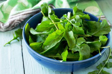 Mutfak ahşap bir masa üzerinde taze salata roka yaprakları