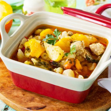 Kabak, sebze ve rustik tarzı ahşap bir masa üzerinde bir kase içinde baharatlar ile Türkiye güveç. Kavramı Şükran günü gıda. 