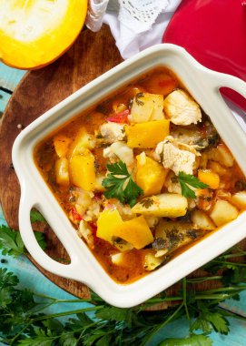 Kabak, sebze ve rustik tarzı ahşap bir masa üzerinde bir kase içinde baharatlar ile Türkiye güveç. Kavramı Şükran günü yemeği. Üst görüntülemek düz yatıyordu arka plan. Kopya alanı.