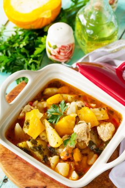 Kabak, sebze ve rustik tarzı ahşap bir masa üzerinde bir kase içinde baharatlar ile Türkiye güveç. Kavramı Şükran günü gıda. 