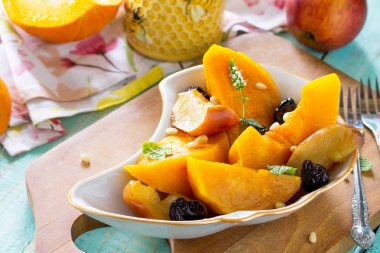 Elma, Erik ve ahşap bir masa üzerinde bir kase içinde baharatlar ile kabak pişmiş. 