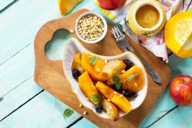 Elma, Erik ve ahşap bir masa üzerinde bir kase içinde baharatlar ile kabak pişmiş. Lama paylamak, kopya alanı görünümüyle top.