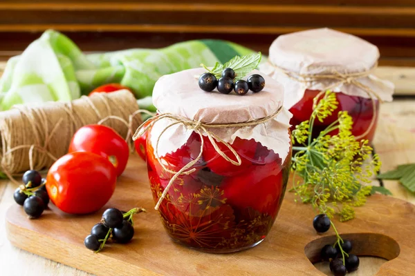 Enlatamento Caseiro Pickles Tomates Com Groselha Preta Mesa Cozinha Estilo — Fotografia de Stock
