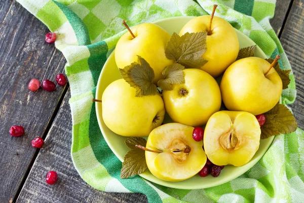 Zelfgemaakte Inblikken Augurken Appels Met Veenbessen Een Houten Keukentafel — Stockfoto