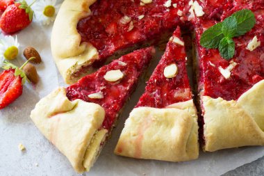 Taze ev yapımı çilek Galette'ye bir gri taş ya da arduvaz arka plan Fındık kremalı yakın çekim ile.