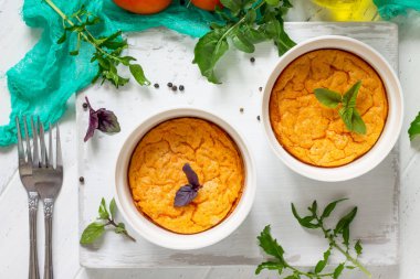 Vejetaryen vitamini kahvaltı Fransız pişmiş peynirli sufle ile ahşap bir masa domatese. Vegan yemek. Doğru beslenme. Üst görüntülemek düz yatıyordu arka plan.