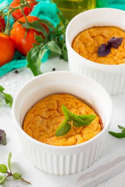 Vejetaryen vitamini kahvaltı Fransız pişmiş peynirli sufle ile ahşap bir masa domates yakın çekim. Vegan yemek. Doğru beslenme. Sağlıklı yaşam tarzı