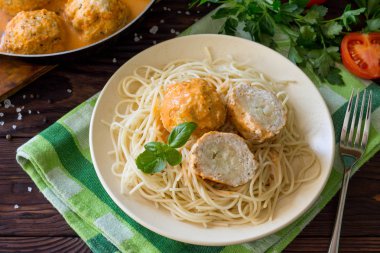 Şükran Türkiye yemek. Et topları Türkiye ile ahşap bir masa üzerinde domates soslu karnabahar