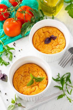 Vejetaryen vitamini kahvaltı Fransız pişmiş peynirli sufle ile ahşap bir masa domatese. Vegan yemek. Doğru beslenme. Sağlıklı yaşam tarzı.