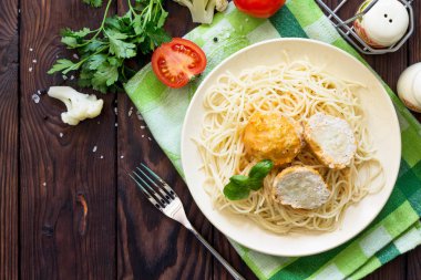 Şükran Türkiye yemek. Domates sosu ve spagetti ahşap bir masa üzerinde karnabahar et topları hindi. Alan, en iyi kopya görüntülemek düz yatıyordu arka plan.