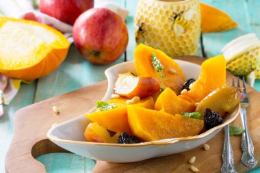 Elma, Erik ve ahşap bir masa üzerinde bir kase içinde baharatlar ile kabak pişmiş. 