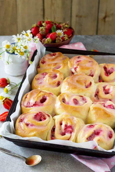 Taze ev yapımı Rolls ile Buns çilek kahvaltı için sır bir taş veya kayrak gri arka plan üzerinde beyaz krem peynir ile. Kopya alanı.