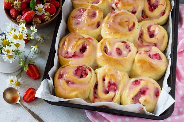 Taze ev yapımı Rolls ile Buns çilek kahvaltı için sır bir taş veya kayrak gri arka plan üzerinde beyaz krem peynir ile.