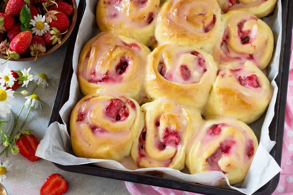 Taze ev yapımı Rolls ile Buns çilek sır için kahvaltı yakın çekim bir taş veya kayrak gri arka plan üzerinde beyaz krem peynir ile.