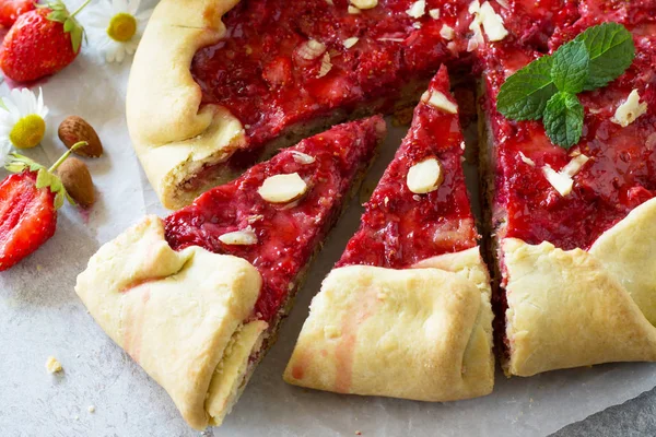 Taze ev yapımı çilek Galette'ye bir gri taş ya da arduvaz arka plan Fındık kremalı yakın çekim ile.