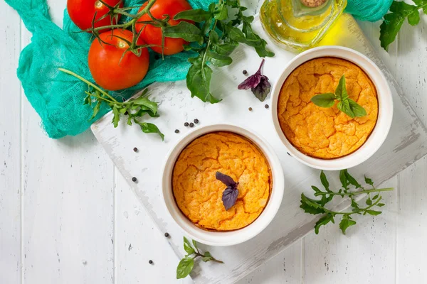 Vejetaryen vitamini kahvaltı Fransız pişmiş peynirli sufle ile ahşap bir masa domatese. Vegan yemek. Doğru beslenme. Üst görüntülemek düz yatıyordu arka plan.