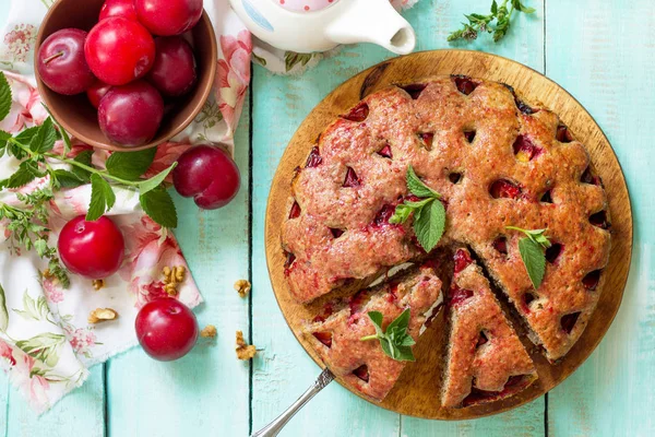 Вкусный Десертный Сливовый Пирог Сладкий Вкусный Праздничный Торт Сливами Орехами — стоковое фото