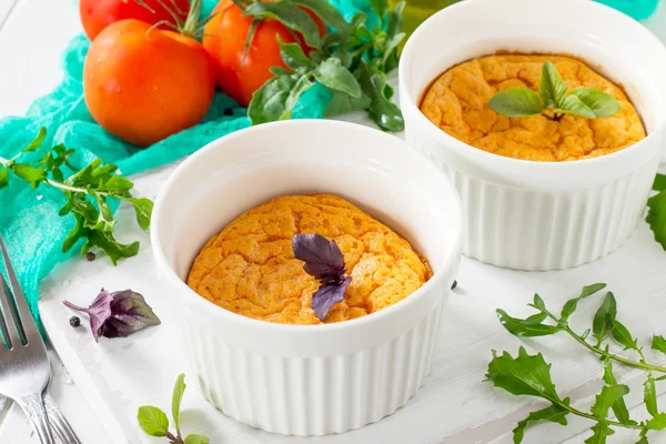 Vejetaryen vitamini kahvaltı Fransız pişmiş peynirli sufle ile ahşap bir masa domatese. Vegan yemek. Doğru beslenme. Sağlıklı yaşam tarzı.