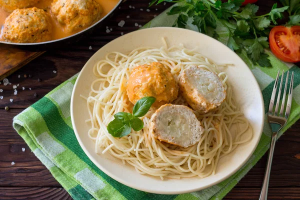 Şükran Türkiye yemek. Et topları Türkiye ile ahşap bir masa üzerinde domates soslu karnabahar