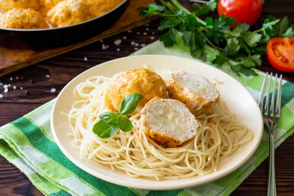 Şükran Türkiye yemek. Et topları Türkiye ile ahşap bir masa üzerinde domates soslu karnabahar