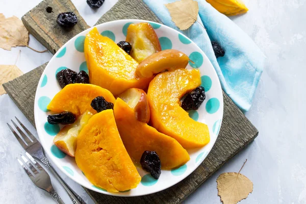 Elma, Erik ve baharat taş zemin üzerine bir kase kabak pişmiş. Kopya alanı.