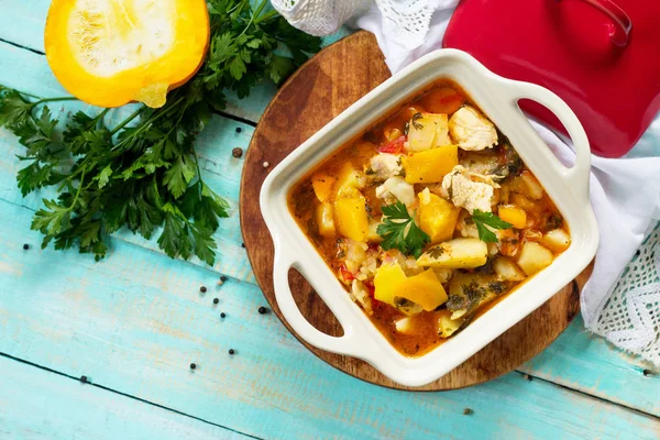 Kabak, sebze ve rustik tarzı ahşap bir masa üzerinde bir kase içinde baharatlar ile Türkiye güveç. Kavramı Şükran günü yemeği. Üst görüntülemek düz yatıyordu arka plan. Kopya alanı.