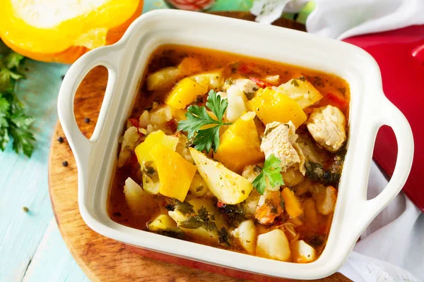 Kabak, sebze ve rustik tarzı ahşap bir masa üzerinde bir kase içinde baharatlar ile Türkiye güveç. Kavramı Şükran günü gıda. 