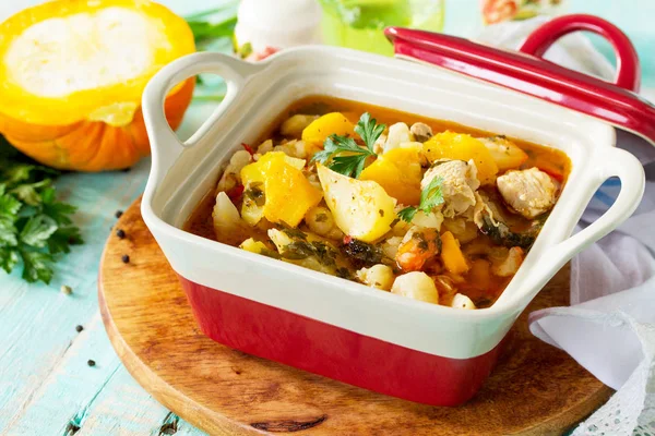 Kabak, sebze ve rustik tarzı ahşap bir masa üzerinde bir kase içinde baharatlar ile Türkiye güveç. Kavramı Şükran günü gıda. 