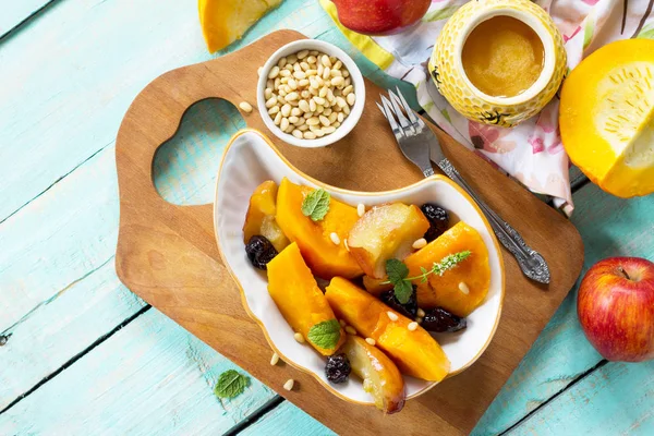 Elma, Erik ve ahşap bir masa üzerinde bir kase içinde baharatlar ile kabak pişmiş. Lama paylamak, kopya alanı görünümüyle top.