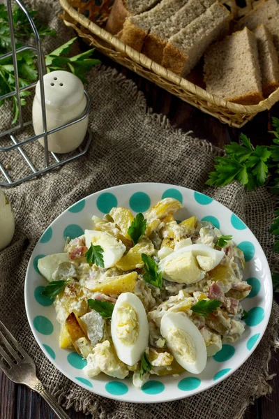 Salata Ile Pişmiş Patates Salatalık Turşusu Yumurta Türkiye Şenlikli Bir — Stok fotoğraf