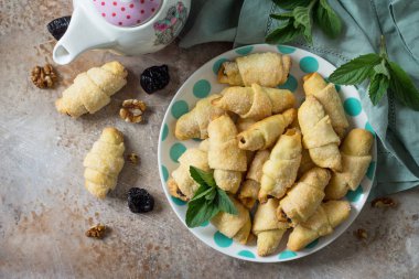 Erik ve bir tabak bir masada simit ceviz ile ev yapımı tatlılar. Üst görüntülemek düz yatıyordu arka plan.