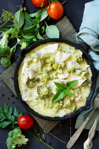 Gezond Eten Kip Stoofpotje Met Broccoli Zure Room Een Steen — Stockfoto