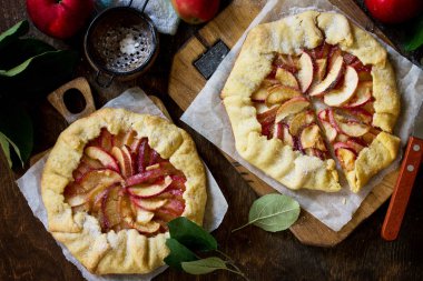 Apple Galette'ye. Sonbahar ekmek elma ahşap mutfak masasında ile. Üst görüntülemek düz yatıyordu arka plan.