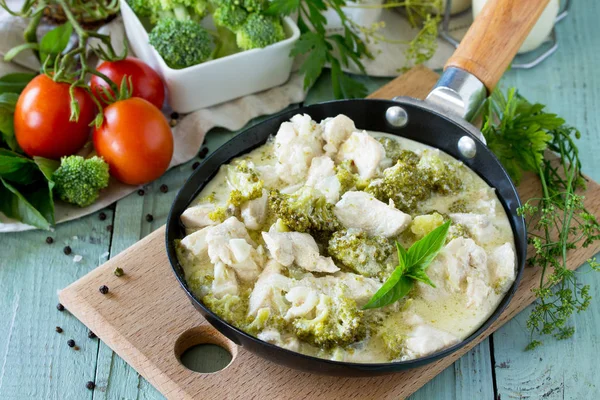 Gezond Eten Kip Stoofpotje Met Broccoli Zure Room Oon Houten — Stockfoto