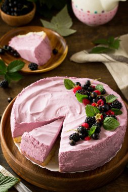 Kek siyah frenk üzümü krem sufle ve bisküvi'de bir tabloda 