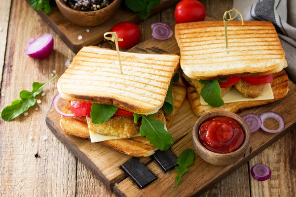Klub Sandwich Dengan Tomat Keju Renyah Chicken Nuggets Dan Arugula — Stok Foto
