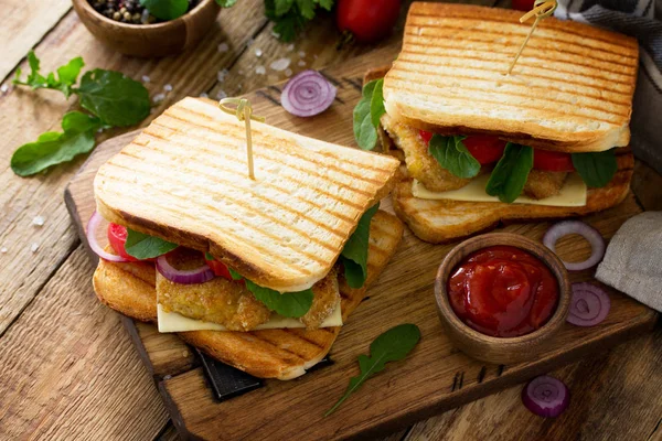 Sanduíche Clube Com Tomates Queijo Nuggets Frango Crocante Arugula Delicioso — Fotografia de Stock