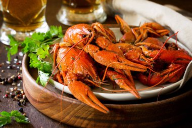 Haşlanmış kerevit ve kadehler ahşap bir masa üzerinde taze bira. Meze protein.