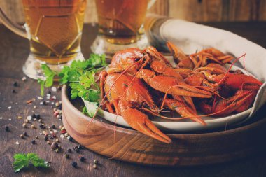 Haşlanmış kerevit ve kadehler ahşap bir masa üzerinde taze bira. Meze protein. Uzay kopyalayın. Tonlu görüntü.