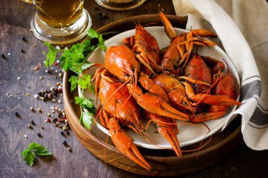 Haşlanmış kerevit ve kadehler ahşap bir masa üzerinde taze bira. Meze protein. Kopya alanı. 