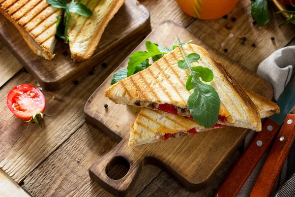 식사의 개념입니다 주스와 신선한 샌드위치와 토마토 식탁에 — 스톡 사진