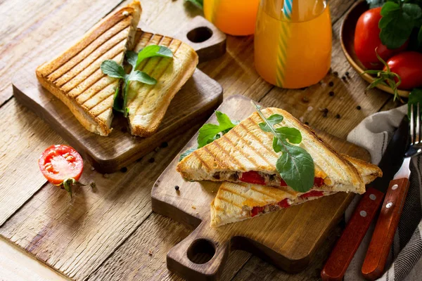 Concepto Desayuno Jugo Frutas Delicioso Sándwich Casero Fresco Con Atún — Foto de Stock