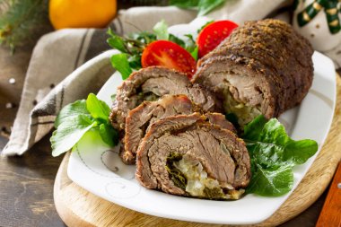Armut ve şenlikli bir Noel tablo peynir ile doldurulmuş sığır eti rulo