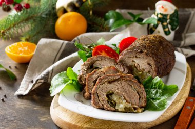 Doldurulmuş sığır eti rulo armut ve peynirle şenlikli bir Noel tablo. Kopya alanı.