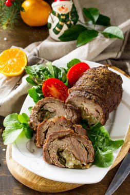 Armut ve şenlikli bir Noel tablo peynir ile doldurulmuş sığır eti rulo
