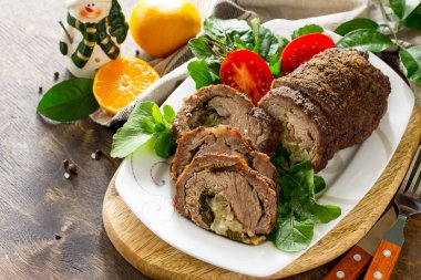 Doldurulmuş sığır eti rulo armut ve peynirle şenlikli bir Noel tablo. Kopya alanı.