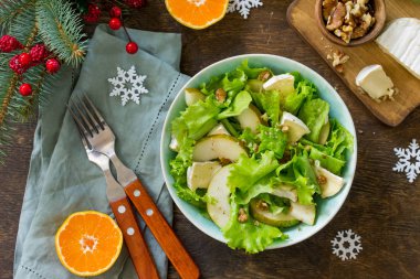 Armut salatası, ceviz, Camembert peyniri ve salata giyinme şenlikli bir Noel tablo. Geleneksel Fransız mutfağı. Üst görüntülemek düz yatıyordu arka plan. Kopya alanı