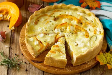 Klasik Quiche Lorraine pasta kabak ve ahşap bir masa üzerinde beyaz peynir ile. 